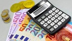 Soldi e calcolatrice (pexels)