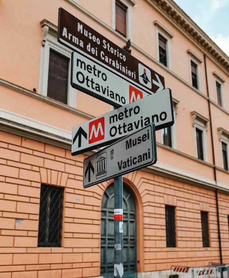 Cartelli a Roma (pexels)