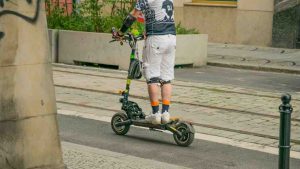 Uomo sul monopattino ( pexels)