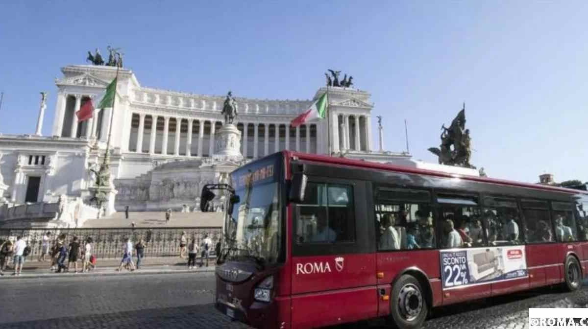 Roma cambia ritmo per Natale: arriva il piano che stravolge bus, metro e Ztl per un mese