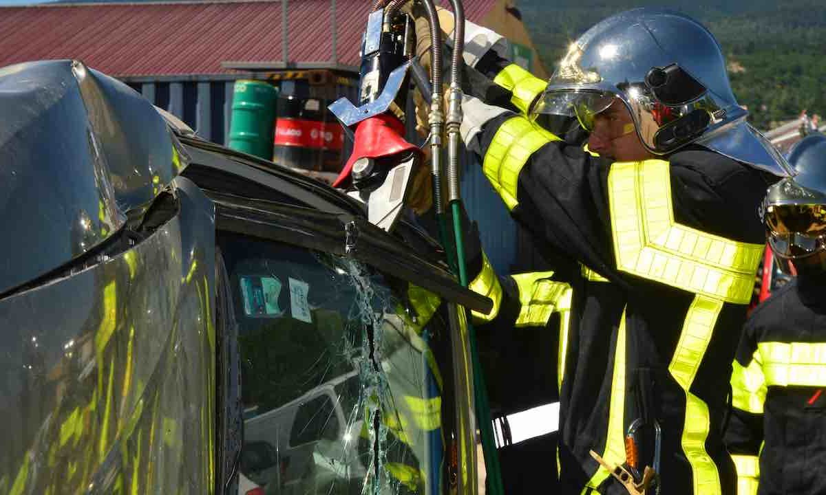 Pompieri estraggono persona (pexels)