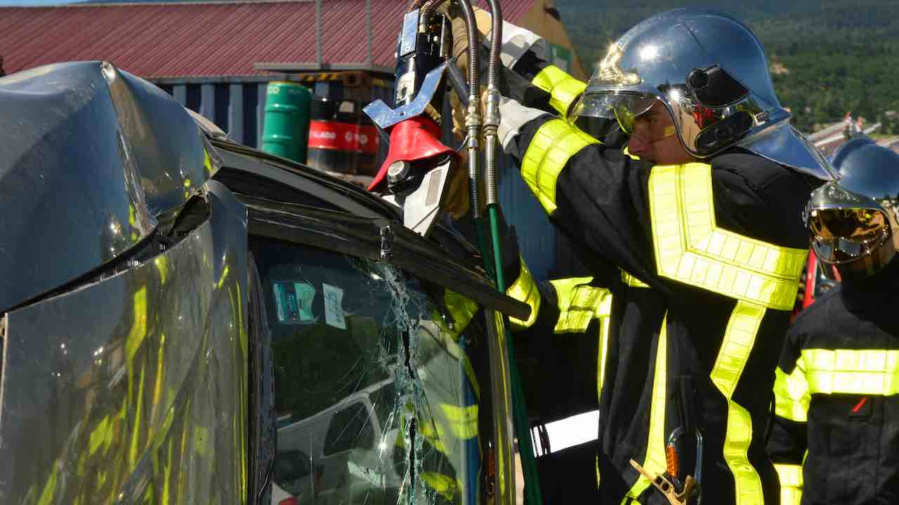 Cassino, minicar si ribalta in rotatoria: 17enne grave | prognosi riservata e indagini in corso