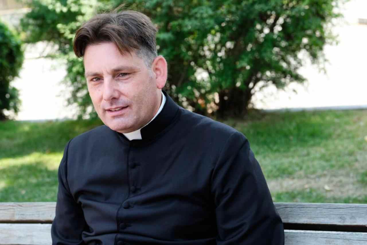 Don Coluccia lancia l’allarme: ‘Stato assente, Roma nelle mani del welfare criminale | il prete antimafia rompe il silenzio sui clan