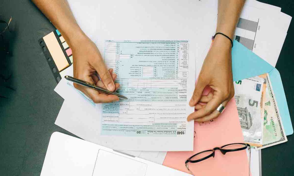 Denaro, quanto lasciarne sul conto corrente: anche chi lavora in banca lo fa sempre | C’è un motivo ben preciso