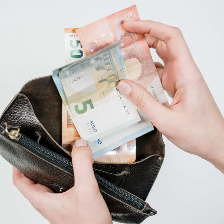 Soldi nel portafoglio (pexels)