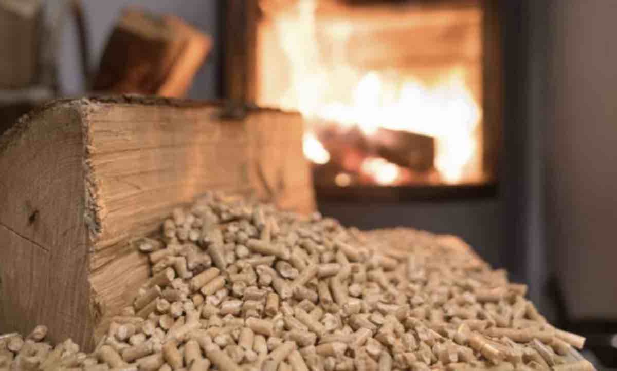 Stufe a pellet, ora c’è il cambiamento: cosa bisognerà mettere in casa | L’Unione Europea ha deciso
