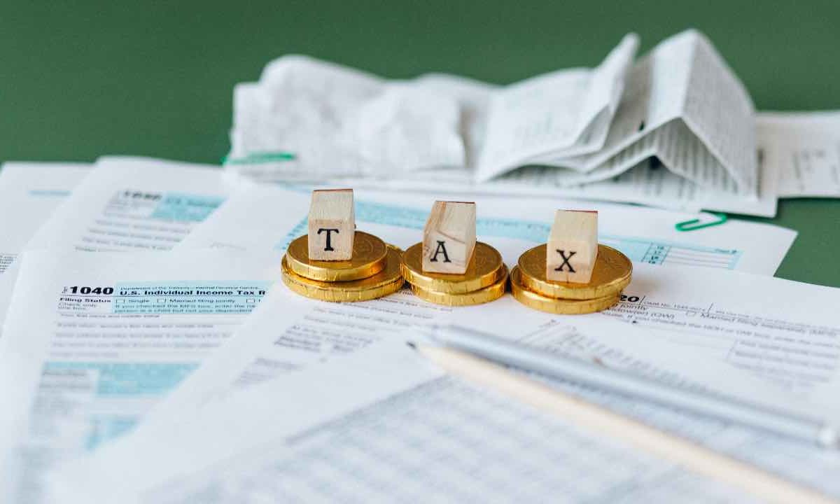 Batosta tasse, il nuovo anno inizia con un aumento: ti arriva direttamente la lettera a casa | Chi è colpito di più